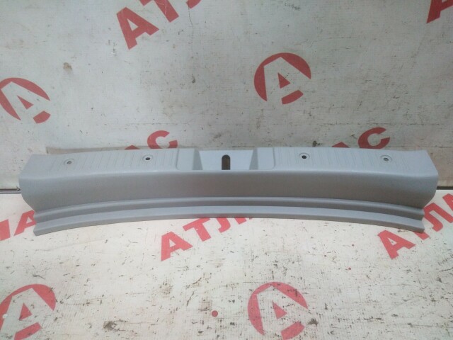 Накладка замка багажника TOYOTA Ist 