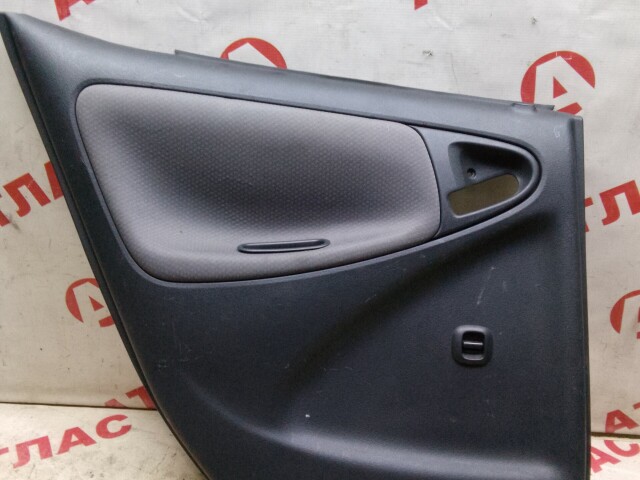 Обшивка двери TOYOTA Vitz 