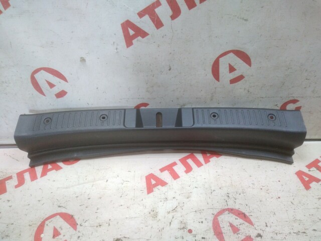 Накладка замка багажника TOYOTA Ist 