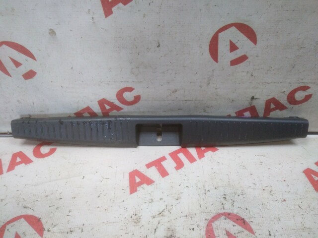 Накладка замка багажника TOYOTA Vitz 