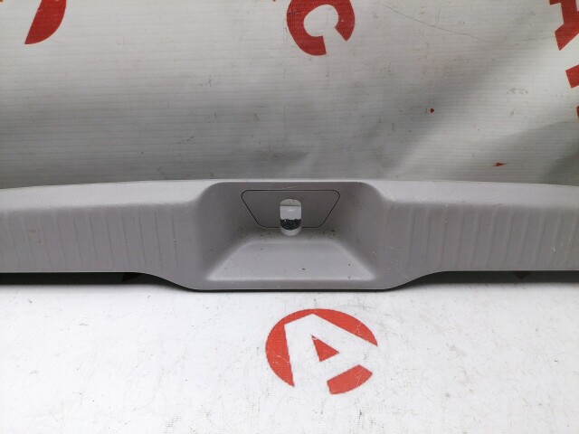 Накладка замка багажника TOYOTA Estima 