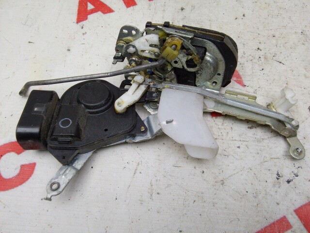 Замок двери TOYOTA Corolla Runx 