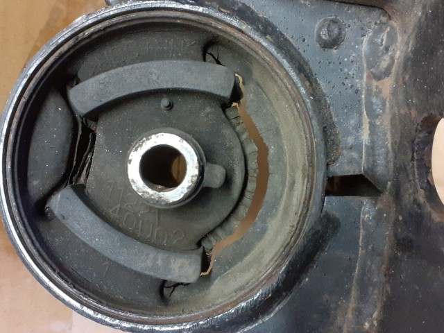 Подушка ДВС NISSAN - VQ30