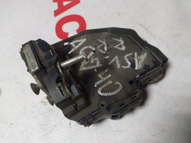 Замок двери TOYOTA Camry 