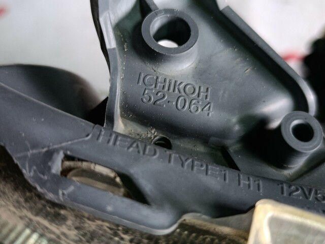 Фара TOYOTA Ist 