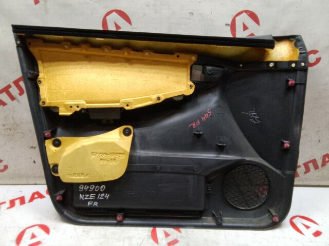 Обшивка двери TOYOTA Corolla Fielder 