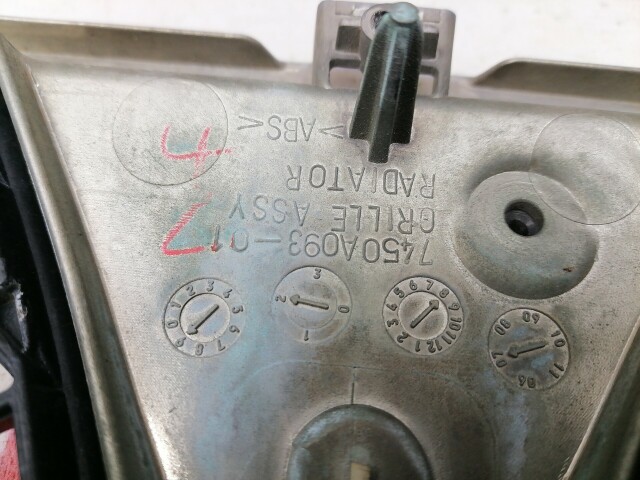 Решетка радиатора MITSUBISHI Galant Fortis 