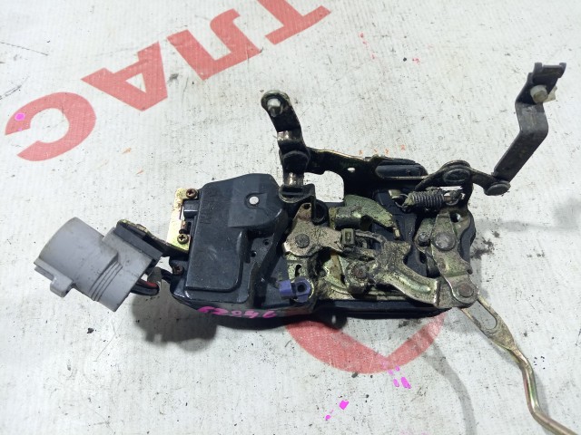 Замок двери TOYOTA Camry 
