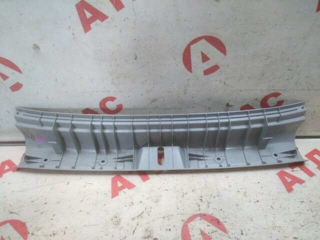 Накладка замка багажника TOYOTA Ist 