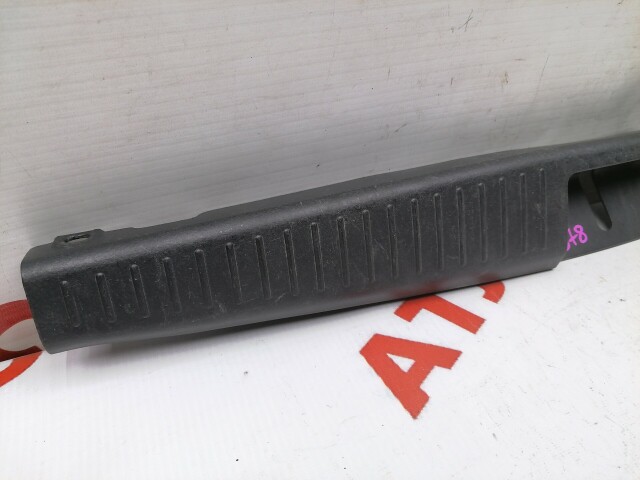 Накладка замка багажника TOYOTA Vitz 