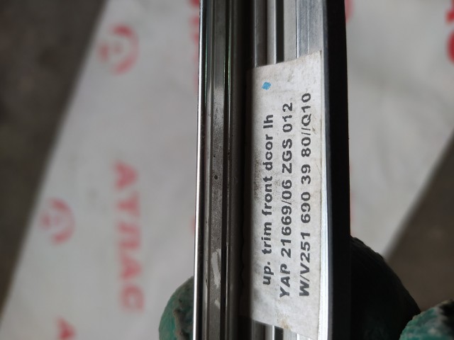 Молдинг стекла MERCEDES C-Class 