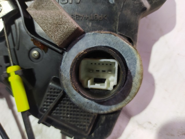 Замок двери TOYOTA Avensis 