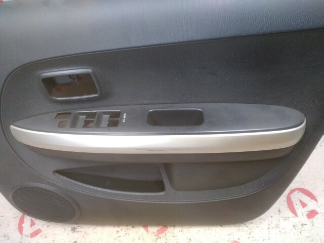 Обшивка двери TOYOTA Ist 