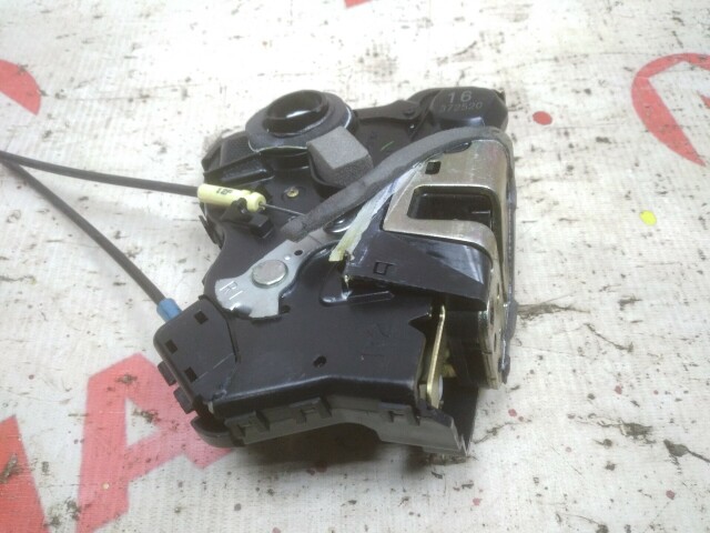 Замок двери TOYOTA Ist 