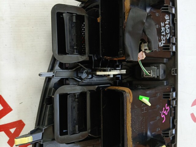 Решетка вентиляции салона TOYOTA Avensis 