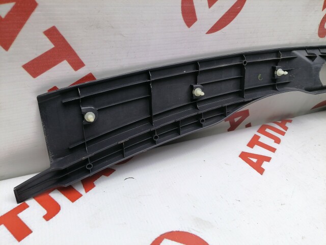 Накладка замка багажника NISSAN Wingroad 