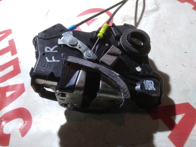 Замок двери TOYOTA Avensis 