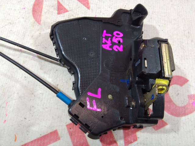 Замок двери TOYOTA Avensis 