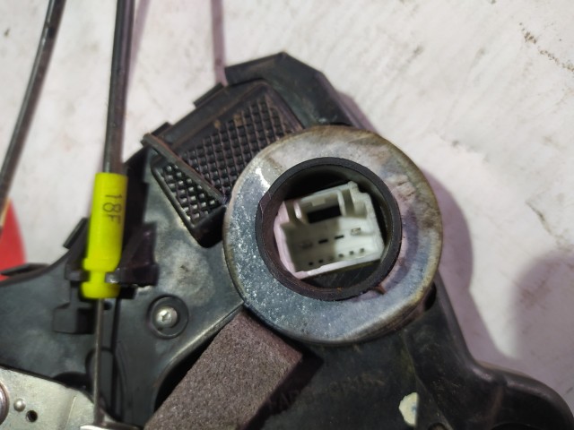 Замок двери TOYOTA Avensis 