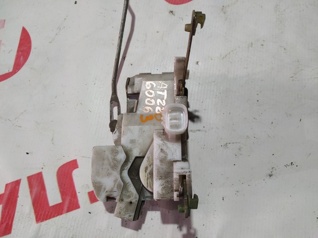 Замок двери TOYOTA Avensis 