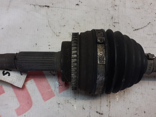 Привод короткий TOYOTA Prius 