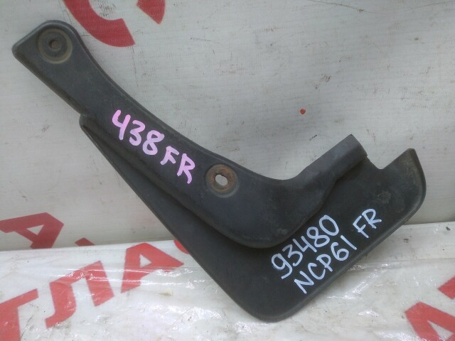 Брызговик TOYOTA Ist 