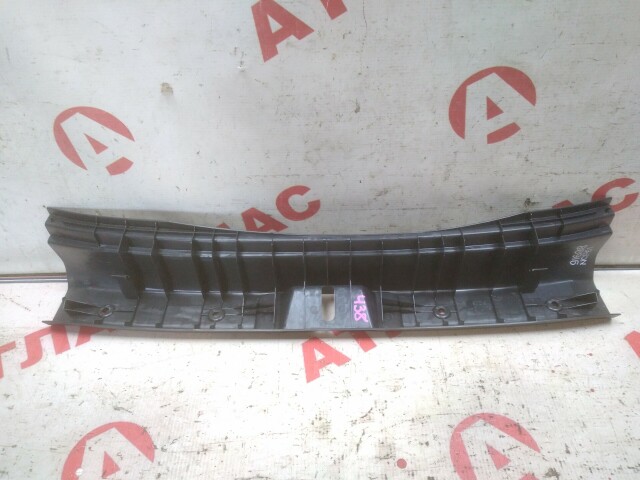 Накладка замка багажника TOYOTA Ist 