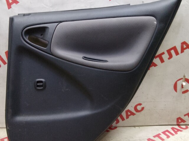 Обшивка двери TOYOTA Vitz 