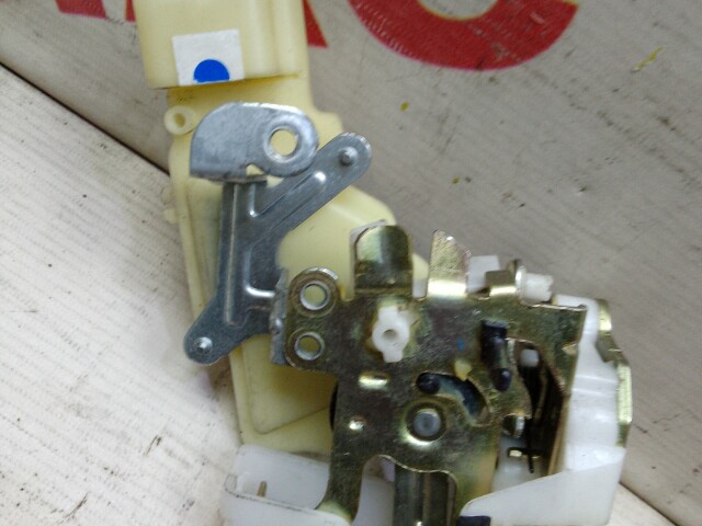 Замок двери TOYOTA Vitz 