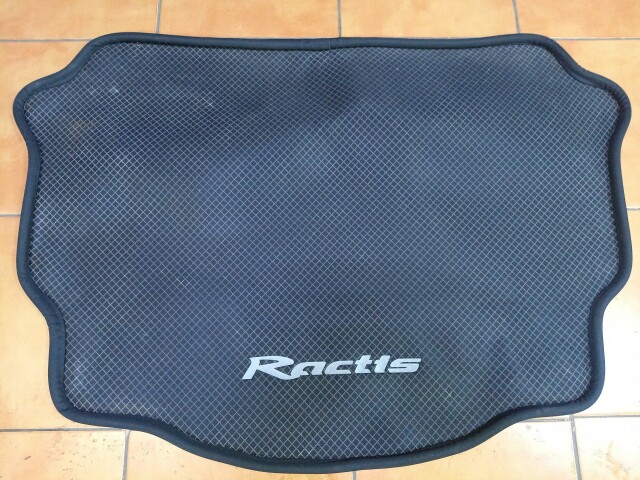 Обшивка багажника TOYOTA Ractis 