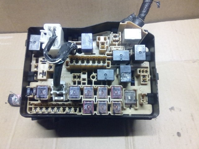 Блок предохранителей TOYOTA Ipsum 2AZ-FE