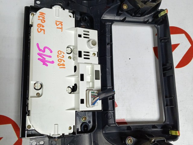 Блок управления печкой и кондиционером TOYOTA Ist 