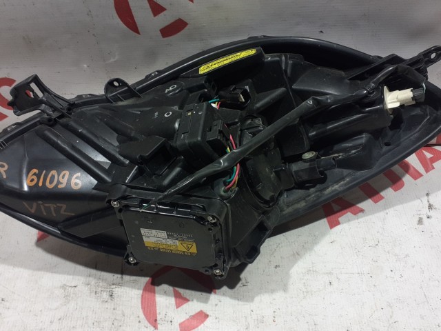 Фара TOYOTA Vitz 