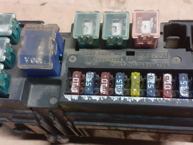 Блок предохранителей NISSAN Primera QG18-DE