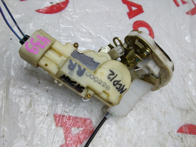 Замок двери TOYOTA Platz 