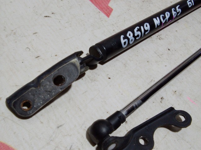 Амортизатор багажника TOYOTA Ist 