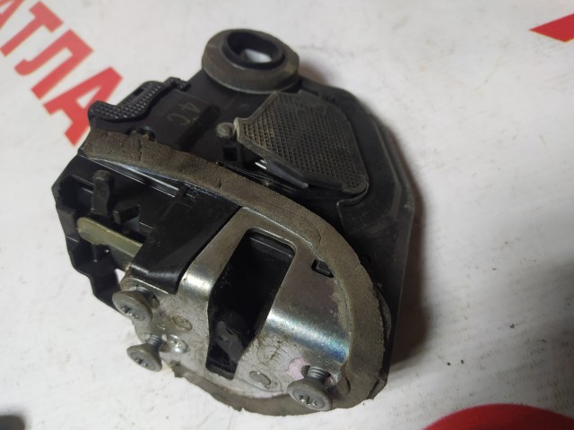 Замок двери TOYOTA Camry 