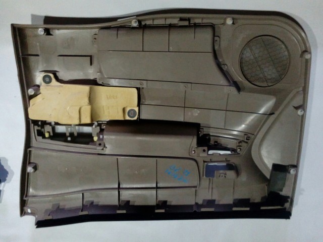 Обшивка двери TOYOTA Raum 