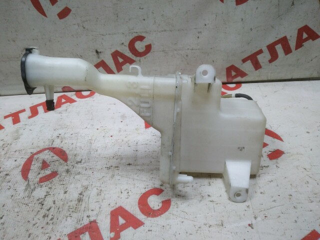 Бачок омывателя TOYOTA Ist 