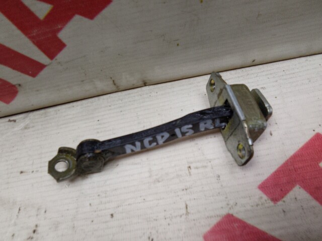 Ограничитель двери TOYOTA Vitz 