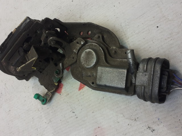 Замок двери TOYOTA Camry 