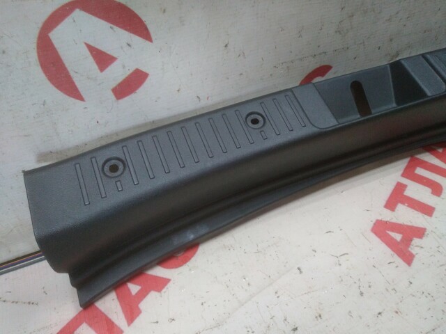 Накладка замка багажника TOYOTA Ist 